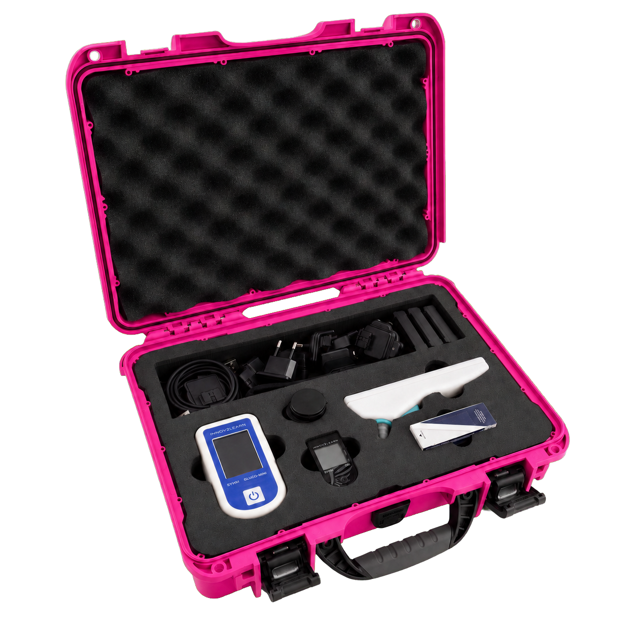 Das Euro Kit geöffnet im pinkfarbenen Schutzkoffer: Gluco-mini, Oxi und Ear-T im Schaumstoffeinsatz, mit Ladegeräten, Adaptern und Batterien im eigenen Fach