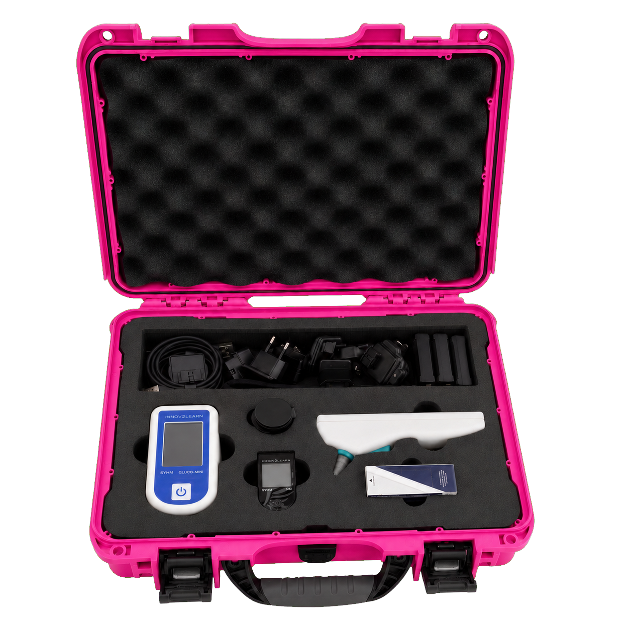 Der geöffnete pinkfarbene Euro-Kit-Koffer frontal gesehen: Gluco-mini, Oxi und Ear-T im Schaumstoffeinsatz, mit Ladegeräten, Adaptern und Batterien im eigenen Fach